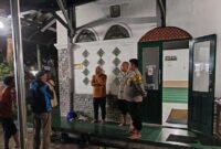 1765364665048-pria-tanpa-identitas-ditemukan-tewas-tersungkur-di-kamar-mandi-masjid-di-sukabumi-1765354749268_169