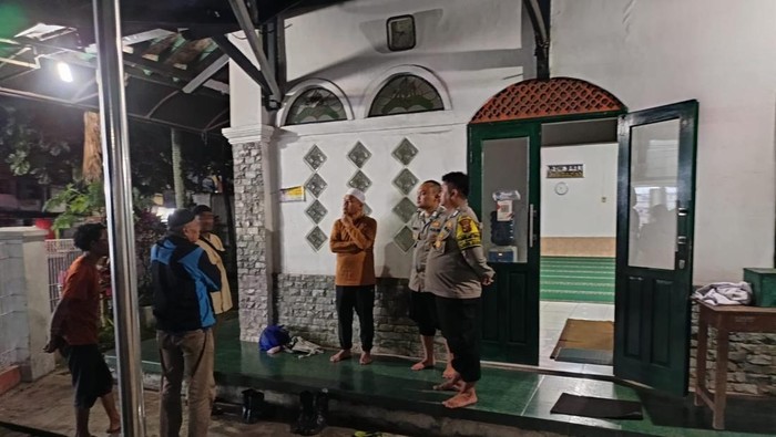 1765364665048-pria-tanpa-identitas-ditemukan-tewas-tersungkur-di-kamar-mandi-masjid-di-sukabumi-1765354749268_169