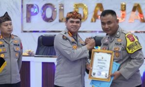 1765386252111-polisi-subang-mendapatkan-penghargaan-1765358132754_169