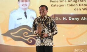 1765386253027-bupati-sumedang-dony-ahmad-munir-saat-menerima-penghargaan-detikjabar-awards-2025-1765382892234_169