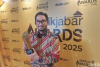 1765386254075-bupati-bandung-barat-jeje-ritchie-ismail-meraih-anugerah-detikjabar-awards-2025-kategori-figur-akselerator-kemajuan-1765382504249_169