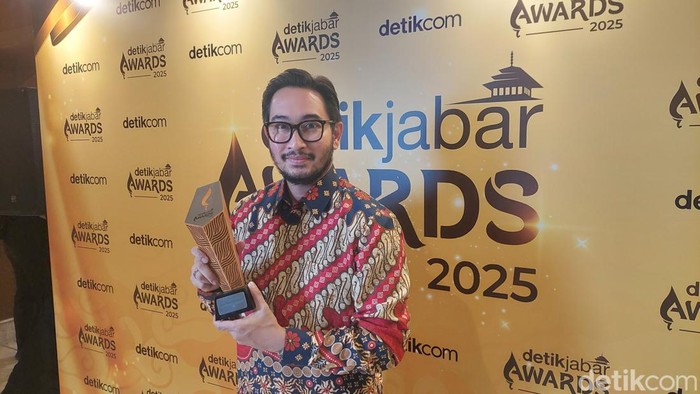 1765386254075-bupati-bandung-barat-jeje-ritchie-ismail-meraih-anugerah-detikjabar-awards-2025-kategori-figur-akselerator-kemajuan-1765382504249_169