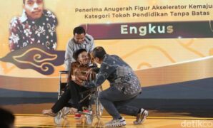 1765386255598-momen-haru-saat-dirut-detikcom-menyerahkan-trofi-detikjabar-awards-2025-kepada-engkus-1765382085200_169
