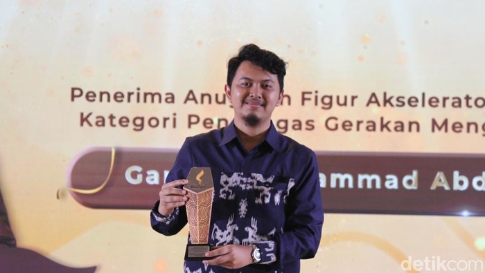 1765386257819-gardian-muhammad-penggagas-gerakan-mengajar-desa-raih-detikjabar-awards-2025-1765382055086_169