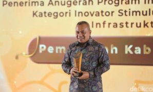 1765386259107-kadiskominfo-kabupaten-bogor-bambang-widodo-mewakili-pemkab-bogor-menerima-trofi-detikjabar-awards-2025-1765381812798_169