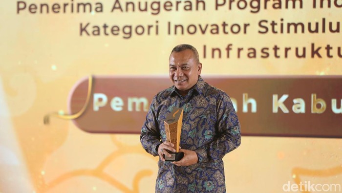 1765386259107-kadiskominfo-kabupaten-bogor-bambang-widodo-mewakili-pemkab-bogor-menerima-trofi-detikjabar-awards-2025-1765381812798_169