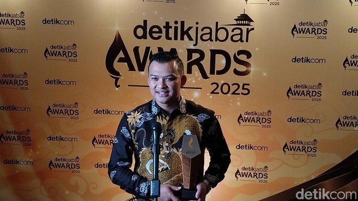 1765386261634-wakil-bupati-majalengka-dena-muhamad-ramdhan-menerima-penghargaan-dari-detikjabar-1765381075115_169