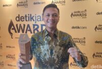 1765386262649-kapolres-cimahi-akbp-niko-n-adi-putra-menerima-penghargaan-detikjabar-awards-2025-1765380642781_169