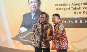 1765407861292-anggota-dpr-ri-herman-khaeron-meraih-anugerah-detikjabar-awards-2025-kategori-figur-akselerator-kemajuan-1765378056924_169