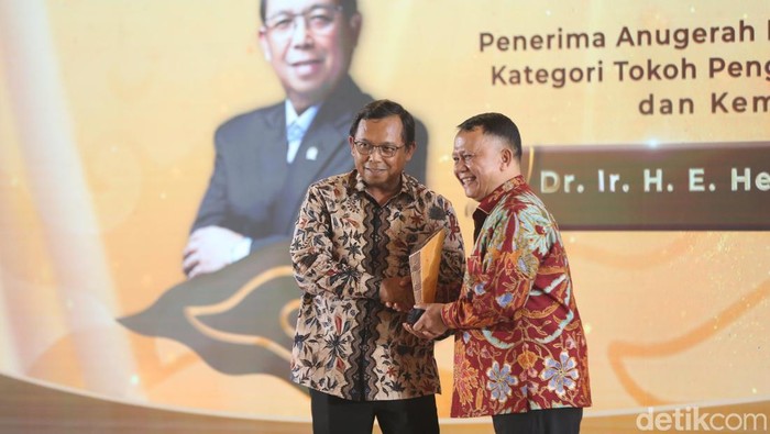 1765407861292-anggota-dpr-ri-herman-khaeron-meraih-anugerah-detikjabar-awards-2025-kategori-figur-akselerator-kemajuan-1765378056924_169