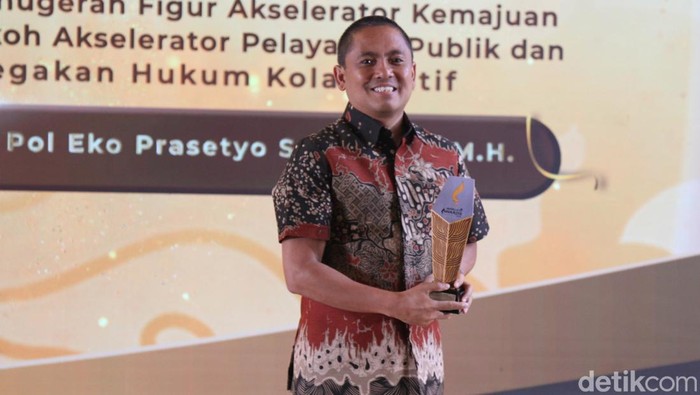 1765407863707-kapolresta-bogor-kota-kombes-eko-prasetyo-saat-meraih-detikjabar-awards-2025-1765388334386_169