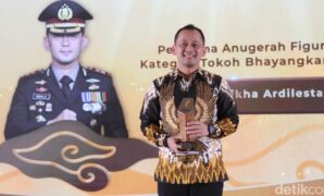 1765407864464-kapolres-bogor-akbp-wikha-ardilestanto-saat-menerima-penghargaan-detikjabar-awards-2025-1765387713750_169