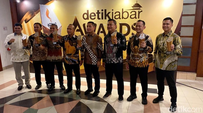1765429463484-kapolda-jabar-irjen-pol-rudi-setiawan-bersama-6-kapolres-terima-penghargaan-anugerah-detikjabar-awards-2025-1765424217415_169