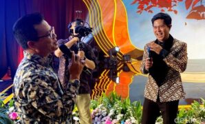 1765429472556-bupati-bandung-dadang-supriatna-bernyanyi-bersama-cakra-khan-1765424127297_169