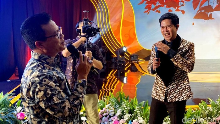 1765429472556-bupati-bandung-dadang-supriatna-bernyanyi-bersama-cakra-khan-1765424127297_169