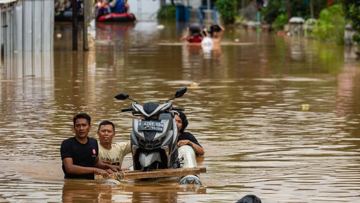 1765429473735-banjir-di-kabupaten-bandung-meluas-1765014507521_169