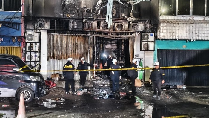 1765429474740-labfor-polri-gelar-olah-tkp-di-lokasi-kebakaran-gedung-terra-drone-di-jakpus-kurniawandetikcom-1765284085516_169