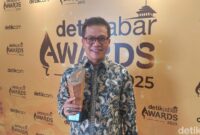 1765429475807-bupati-bandung-dadang-supriatna-meraih-anugerah-detikjabar-awards-2025-kategori-anugerah-figur-akselerator-kemajuan-1765383702498_169