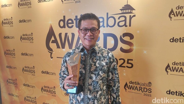 1765429475807-bupati-bandung-dadang-supriatna-meraih-anugerah-detikjabar-awards-2025-kategori-anugerah-figur-akselerator-kemajuan-1765383702498_169