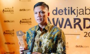 1765451051684-kapolres-cimahi-akbp-niko-n-adi-putra-saat-terima-penghargaan-dari-detikjabar-1765448311395_169