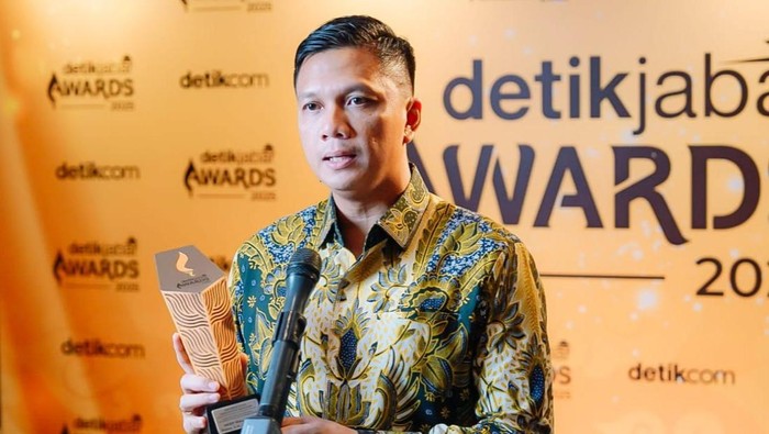 1765451051684-kapolres-cimahi-akbp-niko-n-adi-putra-saat-terima-penghargaan-dari-detikjabar-1765448311395_169