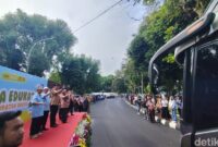 1765451054258-bupati-rudy-susmanto-melepas-800-siswa-berbagai-jenjang-dalam-rangka-edukasi-ke-desa-desa-wisata-di-kabupaten-bogor-kamis-1112-1765426884635_169