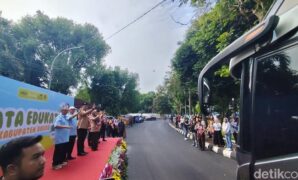 1765451054258-bupati-rudy-susmanto-melepas-800-siswa-berbagai-jenjang-dalam-rangka-edukasi-ke-desa-desa-wisata-di-kabupaten-bogor-kamis-1112-1765426884635_169