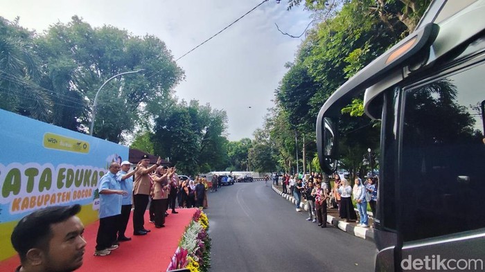 1765451054258-bupati-rudy-susmanto-melepas-800-siswa-berbagai-jenjang-dalam-rangka-edukasi-ke-desa-desa-wisata-di-kabupaten-bogor-kamis-1112-1765426884635_169