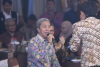 1765451055698-walkot-bogor-dedie-a-rachim-saat-bernyanyi-bersama-cakra-khan-di-detikjabar-awards-2025-1765382556773_169