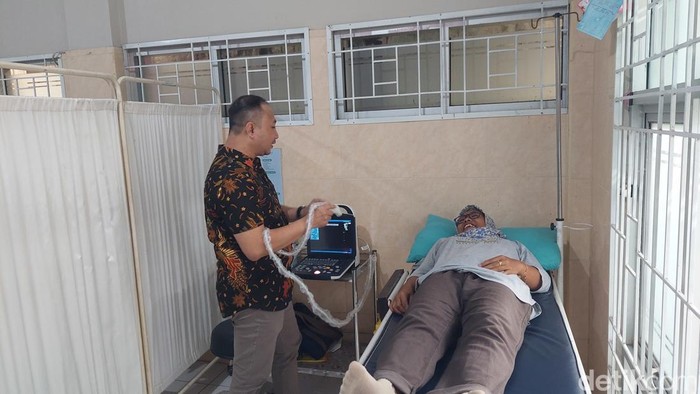 1765451057183-warga-melakukan-usg-cek-kondisi-kesehatan-1765419721091_169