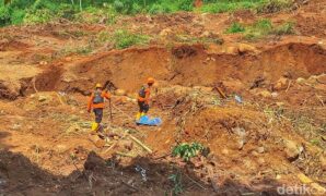 1765451057798-proses-pencarian-tiga-orang-korban-longsor-kampung-condong-desa-wargaluyu-kecamatan-arjasari-kamis-11122025-1765440025803_169