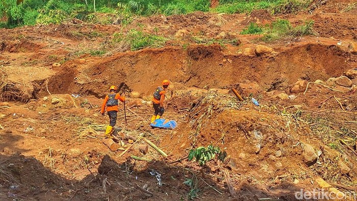 1765451057798-proses-pencarian-tiga-orang-korban-longsor-kampung-condong-desa-wargaluyu-kecamatan-arjasari-kamis-11122025-1765440025803_169