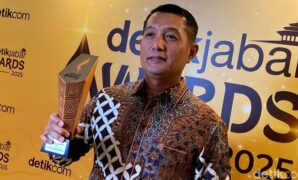 1765451063327-kapolresta-bandung-kombes-pol-aldi-subartono-terima-penghargaan-detikjabar-awards-2025-1765425754866_169
