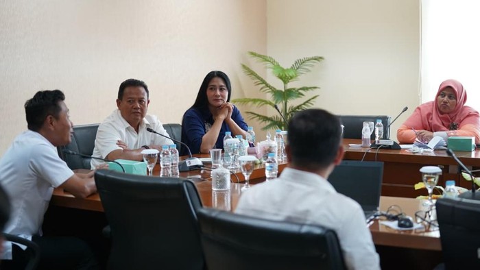 1765472649290-komisi-iv-dprd-kota-bogor-membahas-penerapan-data-tunggal-sosial-dan-ekonomi-nasional-dtsen-bersama-dinas-sosial-kota-bogor-1765437317888_169