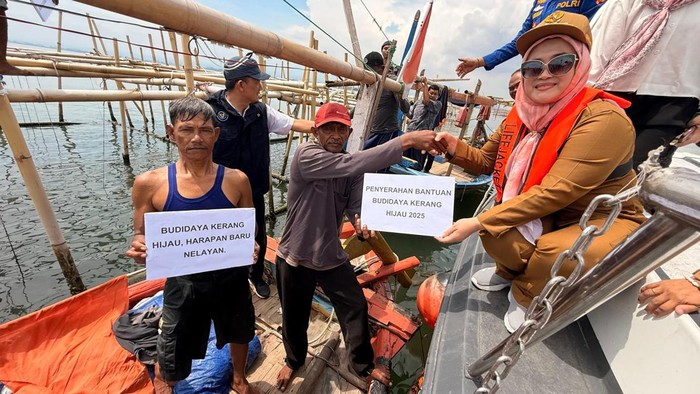 1765472654636-wakil-wali-kota-cirebon-siti-farida-1765446038875_169