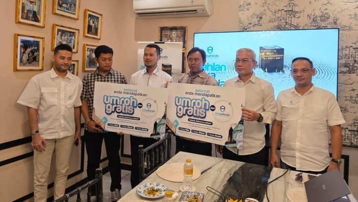 1765472655243-direktur-idensos-densus-88-brigjen-arief-mahfudiharto-kedua-dari-kanan-mengapresiasi-program-csr-adaumroh-yang-digerakkan-oleh-1765426395595_169