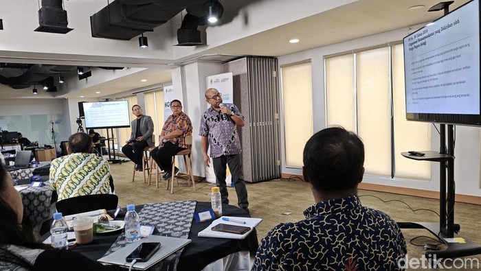 1765472657030-ngo-summit-2025-yang-digagas-pemprov-jabar-menjadi-potensi-kolaborasi-pembangunan-daerah-daerah-di-jawa-barat-1765458535044_169