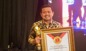 1765472660586-bupati-sumedang-dony-ahmad-munir-saat-menerima-penghargaan-innovatif-government-awards-iga-2025-1765420520932_169