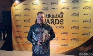 1765494254438-kapolres-ciamis-akbp-hidayatullah-saat-menerima-penghargaan-detikjabar-awards-2025-1765375116798_169