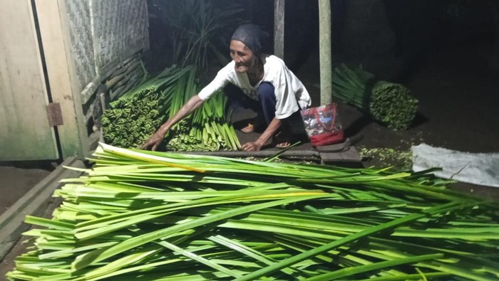 1765515858057-enih-perajin-daun-pandan-di-pangandaran-1744959302736_169