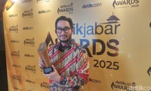 1765515866777-bupati-bandung-barat-jeje-ritchie-ismail-meraih-anugerah-detikjabar-awards-2025-kategori-figur-akselerator-kemajuan-1765382504249_169