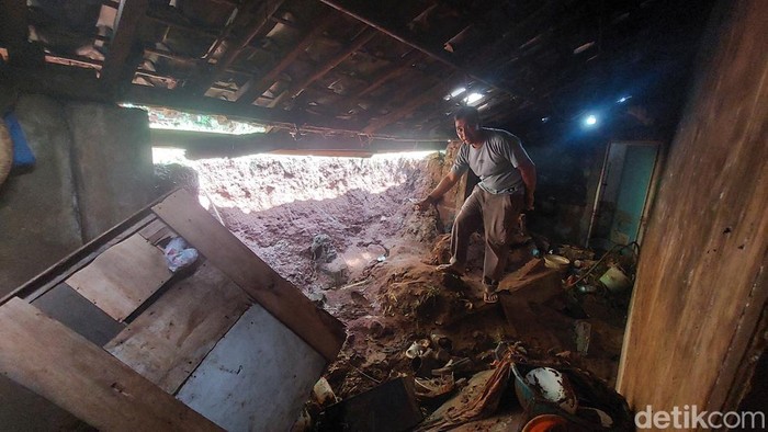 1765537467482-rumah-rusak-diterjang-banjir-bandang-di-bandung-barat-1765522843057_169