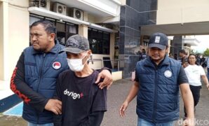 1765559058691-oknum-kepala-desa-baju-hitam-ditangkap-polisi-gegara-mengkonsumsi-narkoba-jenis-sabu-1765532877797_169