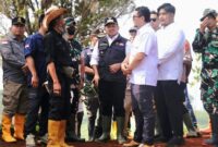 1765559062053-bupati-sumedang-dony-ahmad-munir-saat-melaksanakan-penanaman-pohon-secara-serentak-di-kabupaten-sumedang-1765544556507_169