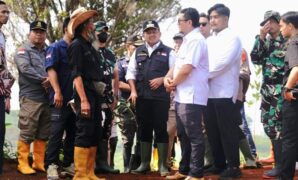 1765559062053-bupati-sumedang-dony-ahmad-munir-saat-melaksanakan-penanaman-pohon-secara-serentak-di-kabupaten-sumedang-1765544556507_169