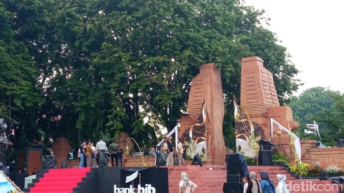 1765559062572-pekan-kebudayaan-jabar-2025-digelar-di-alun-alun-sangkala-buana-kota-cirebon-1765539138262_169