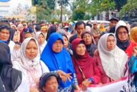 1765559063199-warga-saat-unjukrasa-di-kantor-bpn-karawang-1765543497880_169