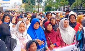 1765559063199-warga-saat-unjukrasa-di-kantor-bpn-karawang-1765543497880_169