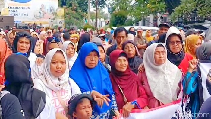 1765559063199-warga-saat-unjukrasa-di-kantor-bpn-karawang-1765543497880_169