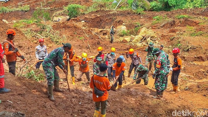 1765602264624-pencarian-korban-longsor-di-arjasari-bandung-1765263728379_169